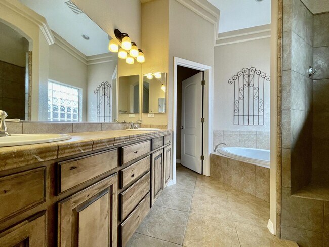 Building Photo - BHCRENT.COM Golf Course Living - Gated Com...