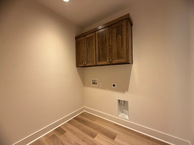 Building Photo - 207 Railroad Ave