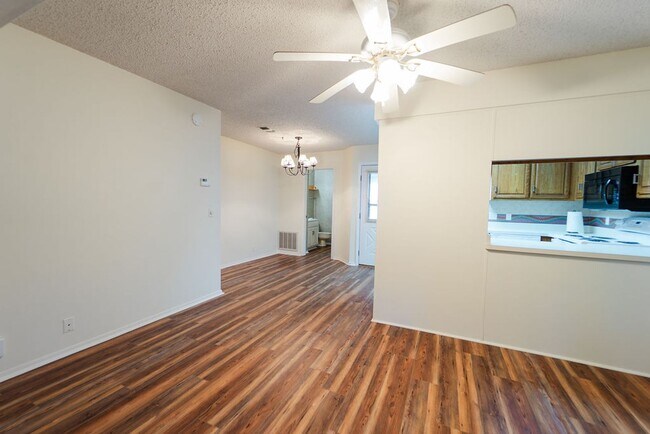 Building Photo - This newly remodeled house is the perfect cozy place to call home. It is 2 bed, 1.5 bath and pet ...