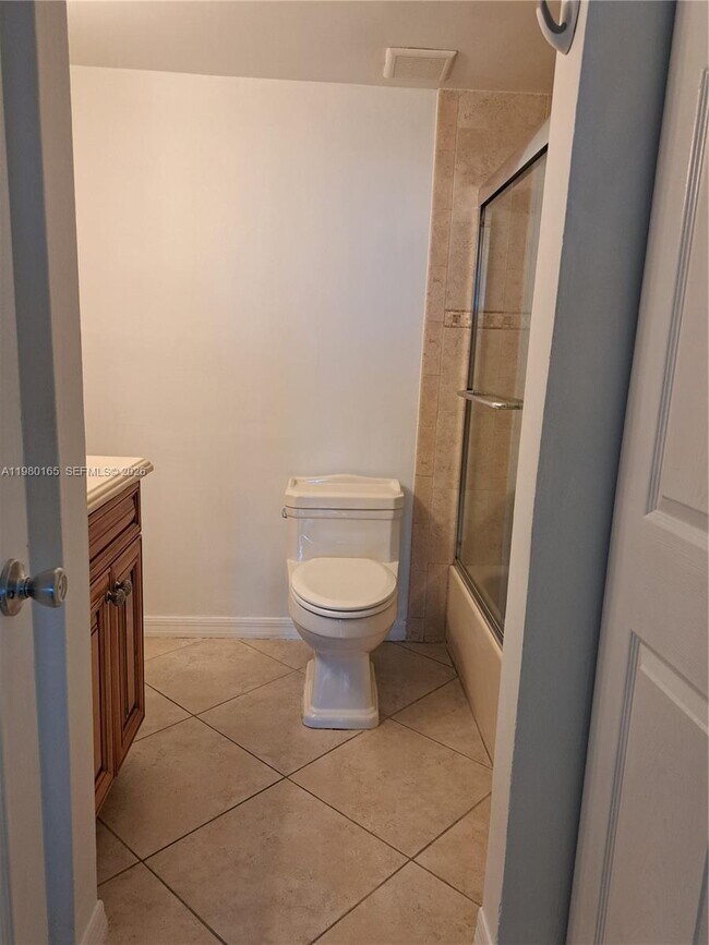 Building Photo - 250 Jacaranda Dr