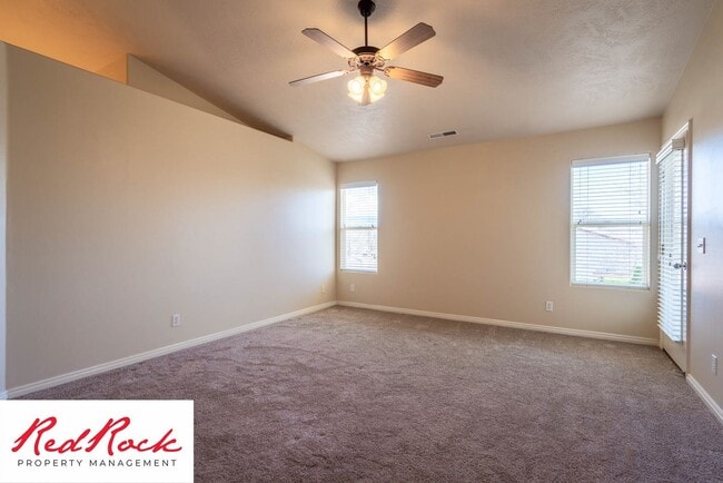 Building Photo - 5 Bedroom Pet Friendly Home!