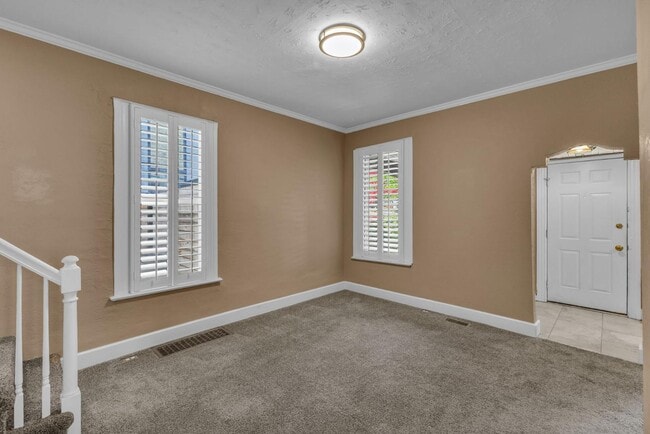 Building Photo - 951 E 700 S