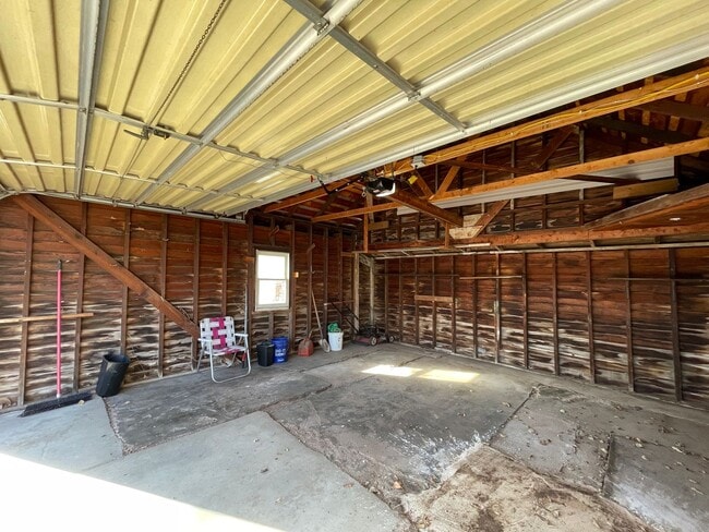 Building Photo - Updated 2 bedroom home