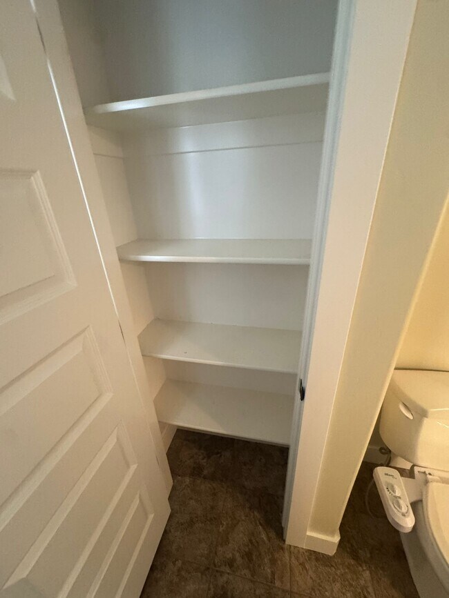 Building Photo - 1109 W Meridian Dr