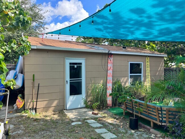 Building Photo - Gulfport charm 3/1 1 car garage
