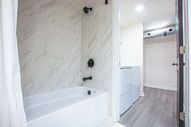 Building Photo - 116-118 N 32nd Avenue