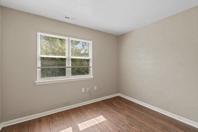 Building Photo - 3 BEDROOM BRICK TOWNHOME FOR RENT IN NORFOLK