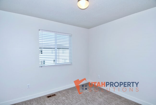 Building Photo - 1055 W 400 S