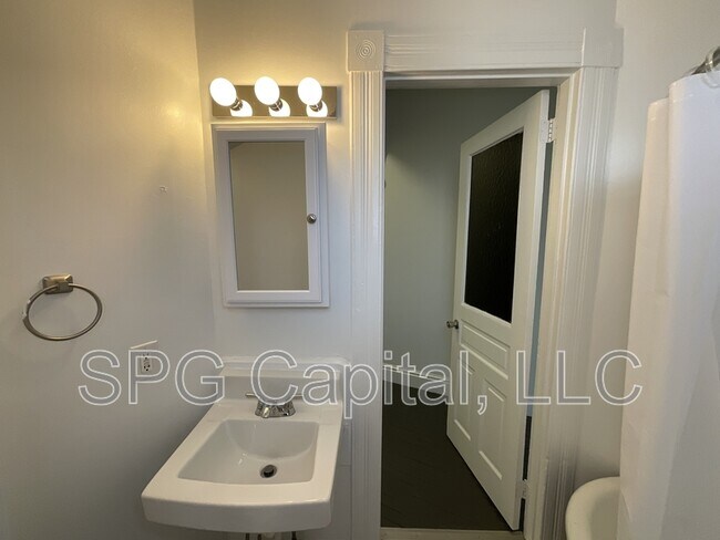 Building Photo - 164 S Pine St