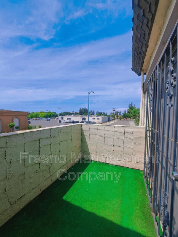 Building Photo - 4919 N Millbrook Ave