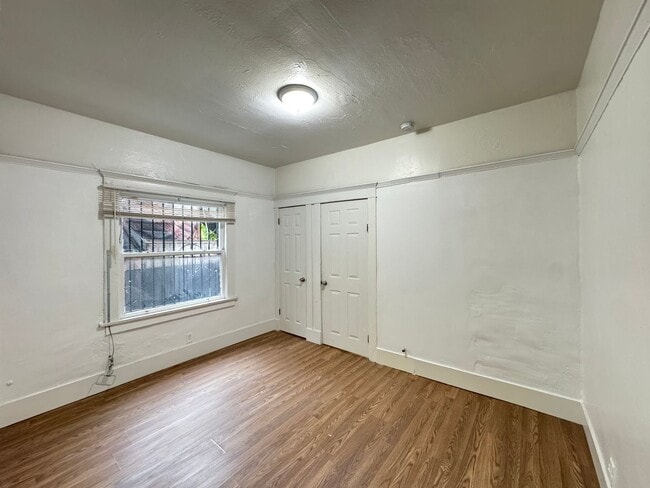 Building Photo - 458 W Vernon Ave