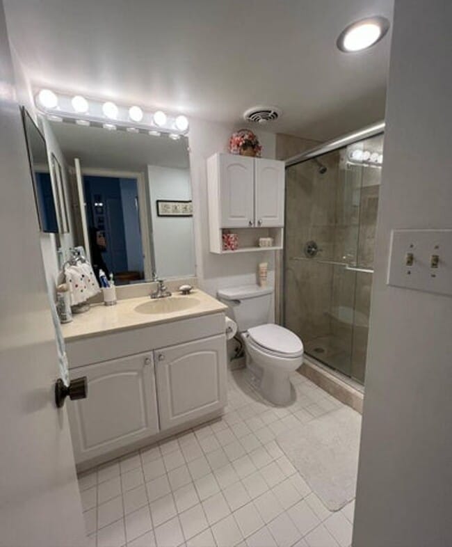 Building Photo - 1002 Bridgewood Pl