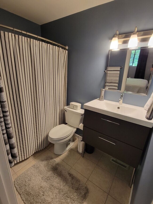 Building Photo - 2 Bed, 2.5 Bath Condo Available in Greenville