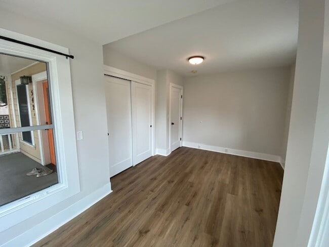 Building Photo - 542 Pine Ave