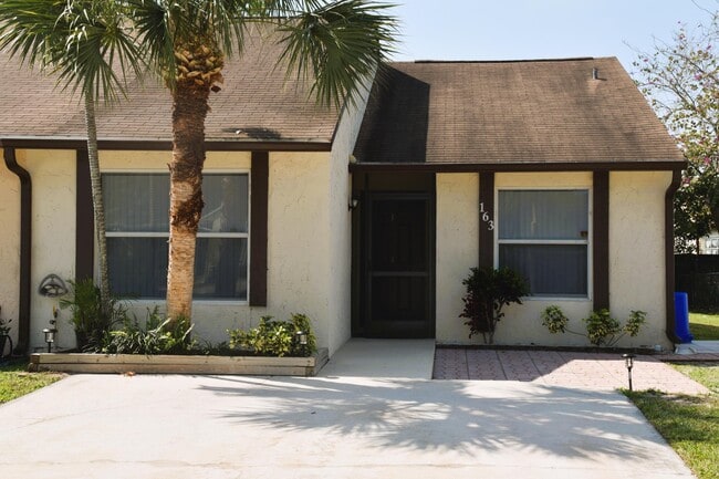Building Photo - 163 Pinewood Ct
