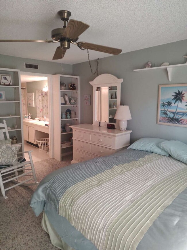 Building Photo - "Charming 1-Bedroom Condo in a 55+ Community."