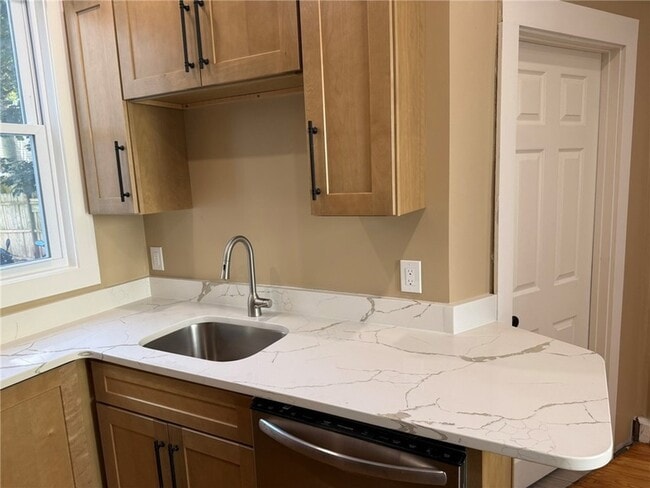 Building Photo - 33 Ann St