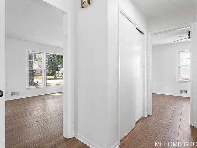 Building Photo - Lovely 3 Bedroom North East Grand Rapids