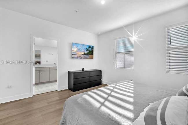 Building Photo - 142 SW 170th Ave