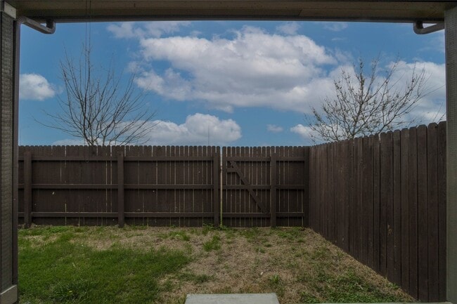 Building Photo - 2880 Donnell Dr