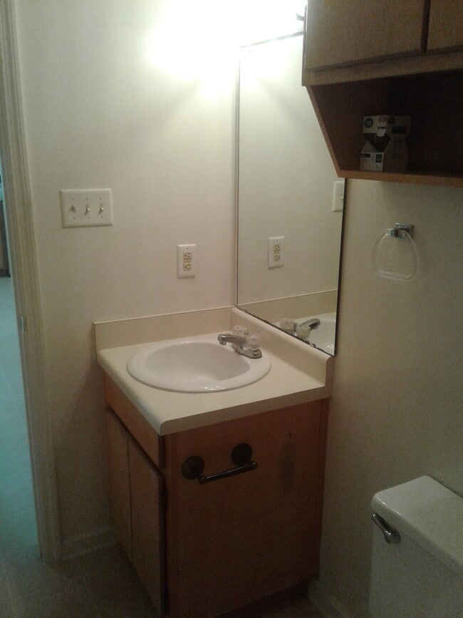 Building Photo - 2 Bedroom 1 Bath Upstairs Unit "Call us about our Move in Special"