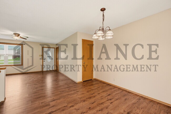 Building Photo - 516 N Lakeside Dr