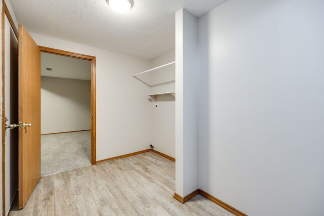 Building Photo - 652 Hidden Valley Ct