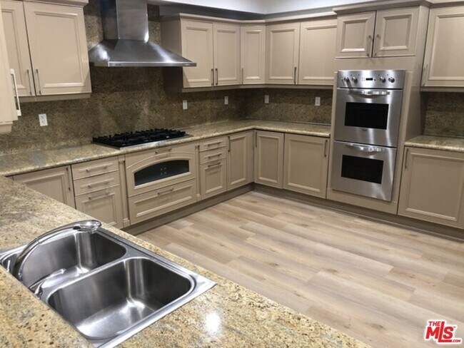 Building Photo - 1551 Manning Ave