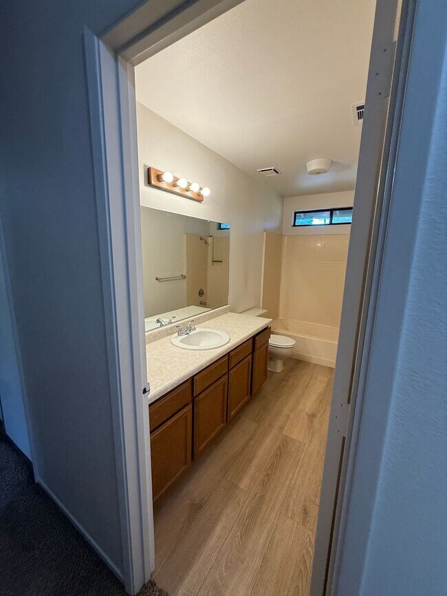 Building Photo - Beautiful 3 Bed, 2 Bath Home in Prime Location