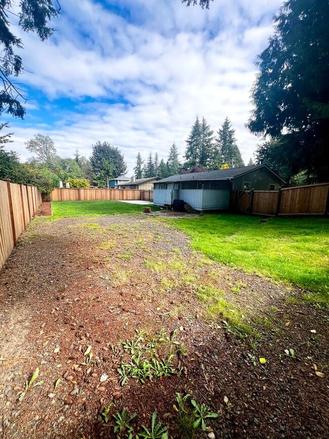 Building Photo - Cozy Rambler!!