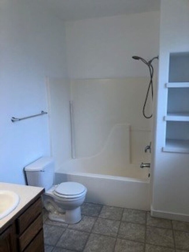 Building Photo - Three Bedroom Home in Albany