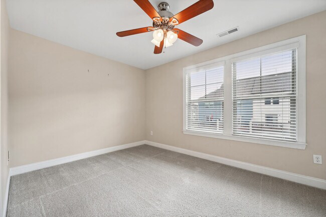 Building Photo - 1359 Town Home Dr