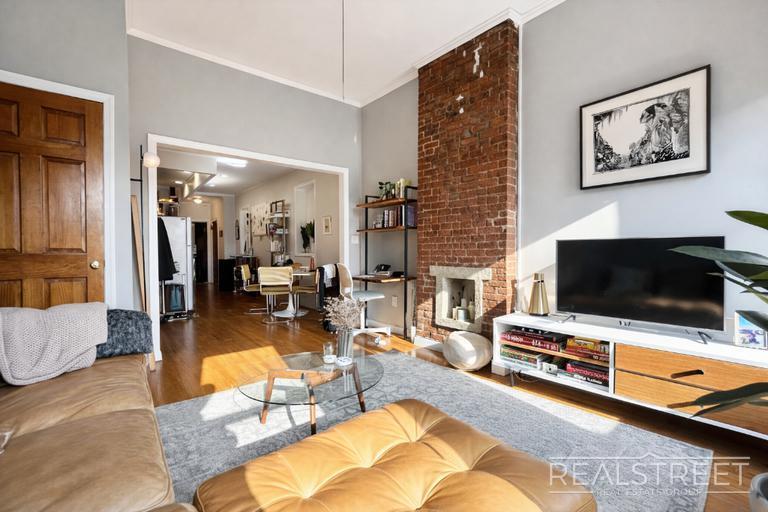 Building Photo - Updated Spacious 1 BR in Cobble Hill!