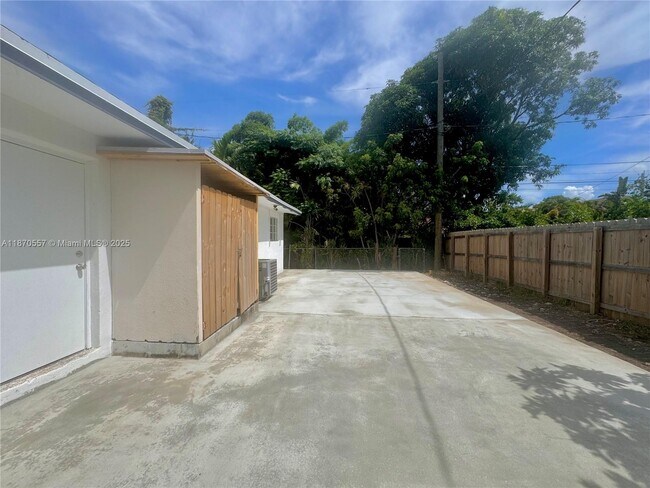 Building Photo - 5151 N Miami Ave