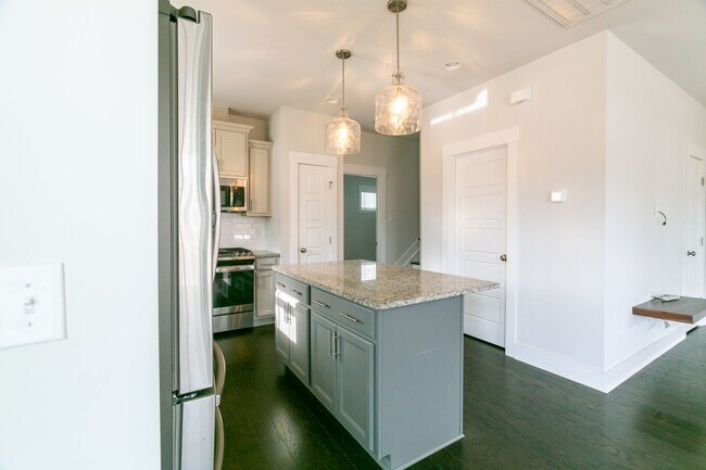 Building Photo - Beautiful 3 Bed/2.5 bath cottage in Chatham Park Available early September
