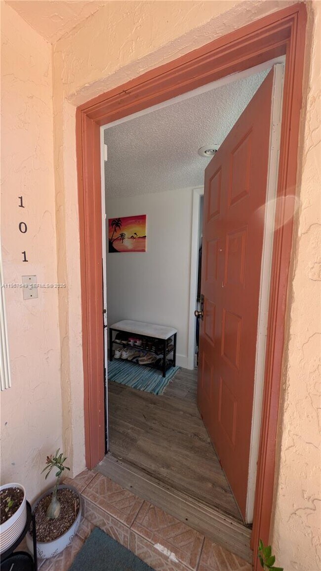 Building Photo - 369 Lakeview Dr