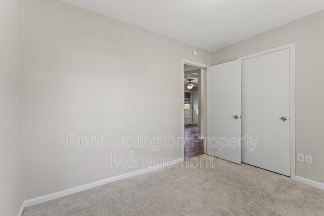 Building Photo - 123 Kingsway Dr