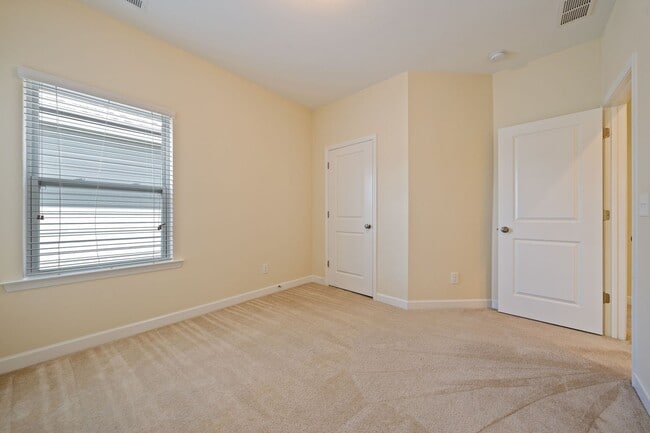 Building Photo - Available June 1!! Beautiful and Bright 4 Bedroom + 2.5 bath home with Loft & Open Floor Plan!