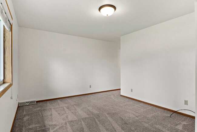 Building Photo - 987 3rd St