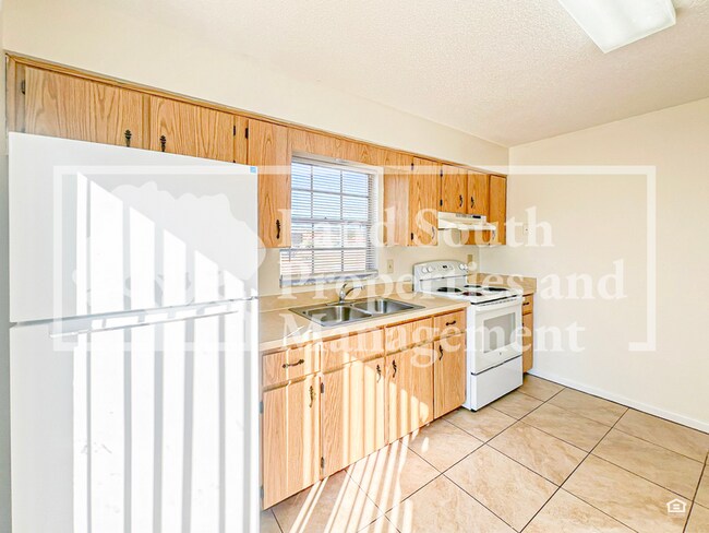 Building Photo - 5824 Charlton Dr