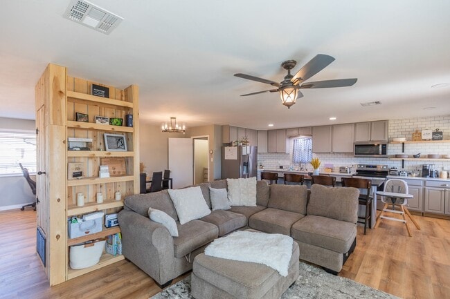 Building Photo - Beautiful 3 Bed 2 Bath - Gorgeous Views & Fenced in Backyard!