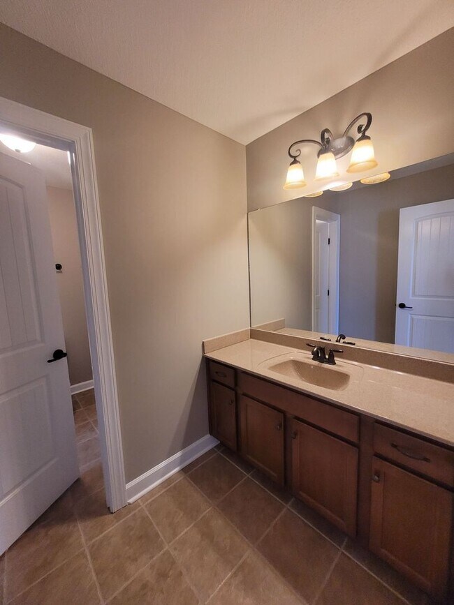 Building Photo - - Majestic 3 Bedroom 2.5 Bath + Bonus Room...