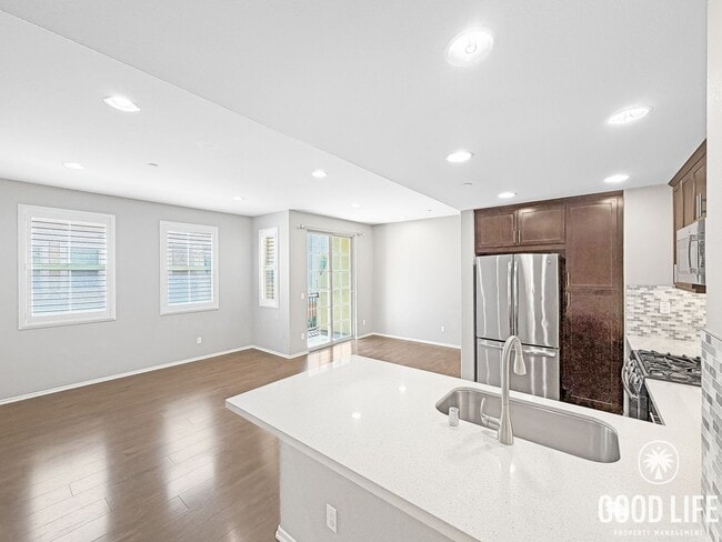 Building Photo - Beautiful 2BD/2.5 BA W/ A/C, Private Balcony, and Detached Garage in Kearny Mesa!
