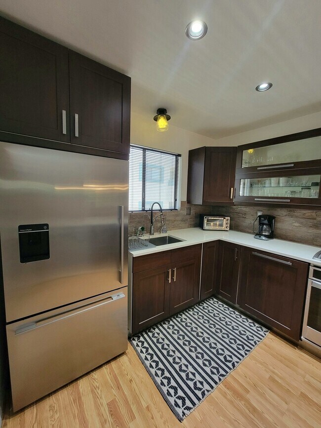 Building Photo - 943 Torrance St