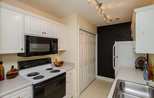 Building Photo - 3 Bed/3Bath Centrally located!!!