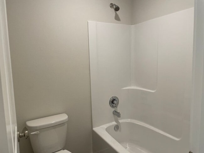 Building Photo - GORGEOUS 4 BED/2.5 BATH! HIGH END FINISHES ! SPACIOUS ROOMS ! FENCED BACK YARD !