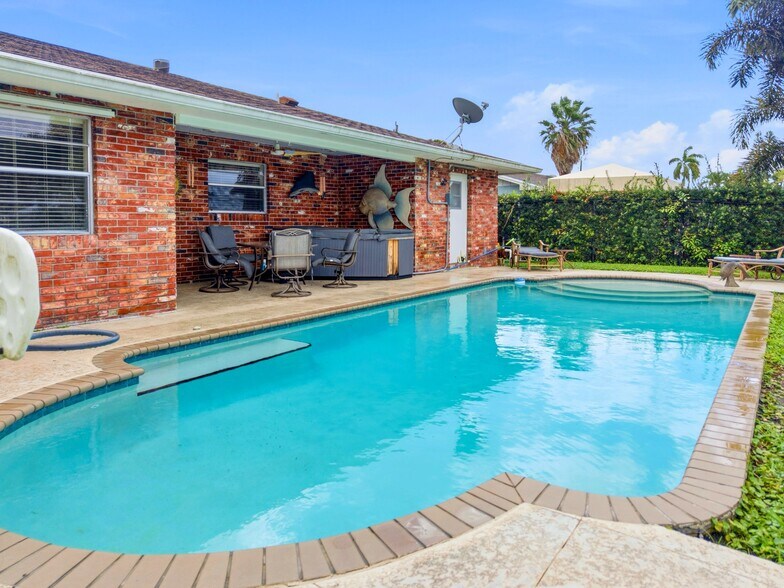 Building Photo - 6611 Venetian Dr