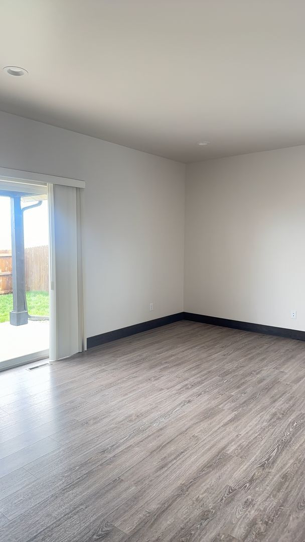 Building Photo - 3 Bed 2.5 Bath with double attached garage in Belgrade