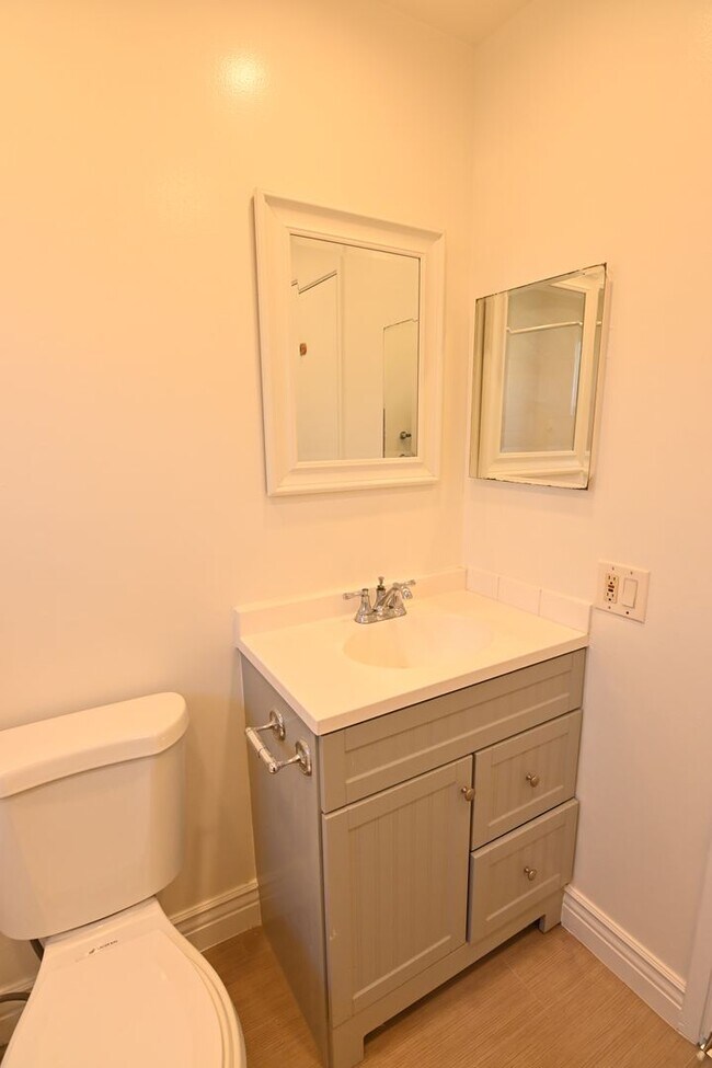 Building Photo - 5659 Lathrop Dr