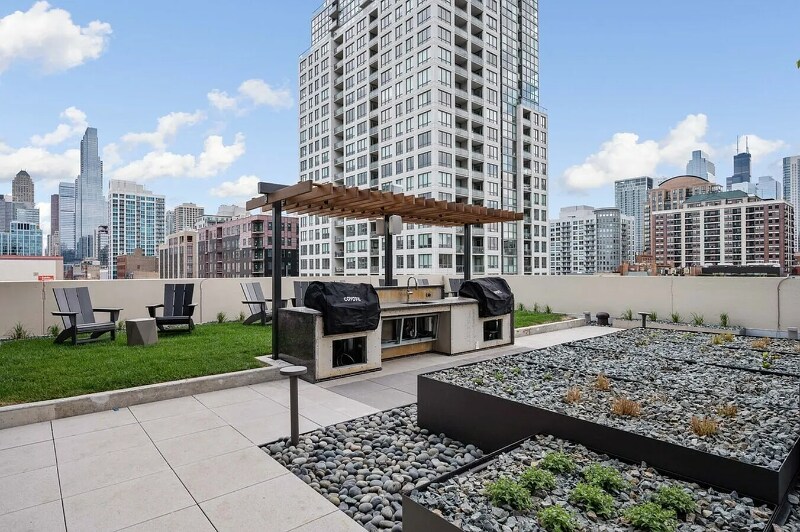 Building Photo - 454 W Chicago Ave